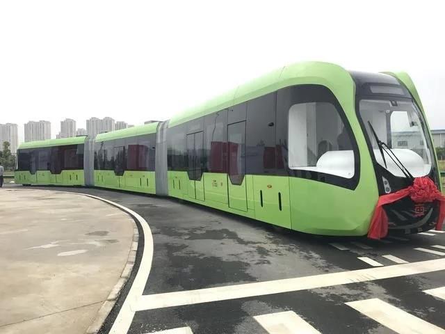 湖南現(xiàn)全球首輛智能列車，虛擬軌道無人駕駛，美國花500億拜師