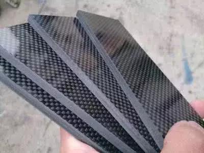 未來顛覆轎車的兩個技能就是，碳纖維新資料，智能化。